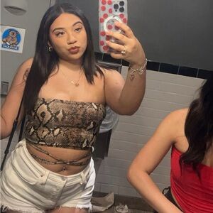 Meet your Posher, Dania